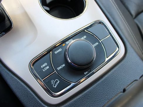Used 2015 Jeep Grand Cherokee Limited w/ Luxury Group II AWD/4WD image 28