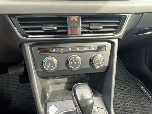 Used 2022 Volkswagen Taos SE image 19