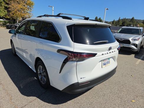 Used 2026 Toyota Sienna LE FWD image 4