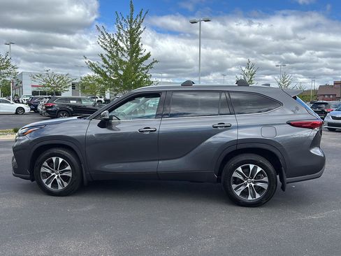 Used 2022 Toyota Highlander XLE AWD/4WD image 26