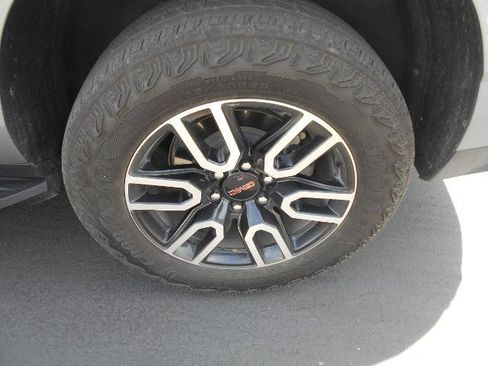 Used 2024 GMC Yukon XL AT4 w/ Technology Package AWD/4WD image 12