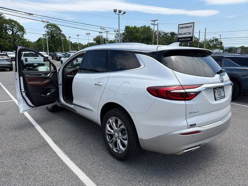 Used 2018 Buick Enclave Avenir w/ Avenir Technology Package AWD/4WD image 2
