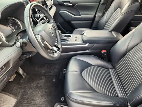 Used 2024 Toyota Highlander XSE FWD image 9