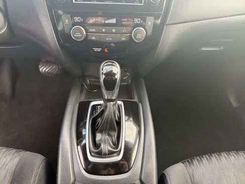 Used 2020 Nissan Rogue SV image 16