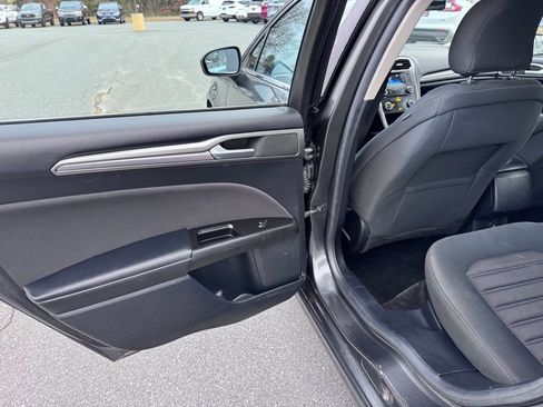 Used 2017 Ford Fusion SE image 17