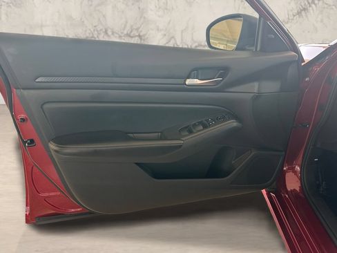 Used 2024 Nissan Altima 2.5 SV FWD image 11