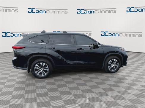 Used 2023 Toyota Highlander XLE image 9