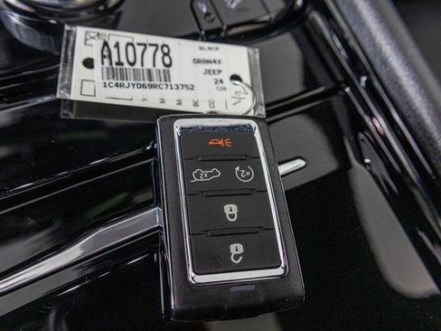 Used 2024 Jeep Grand Cherokee Overland w/ Luxury Tech Group IV AWD/4WD image 32