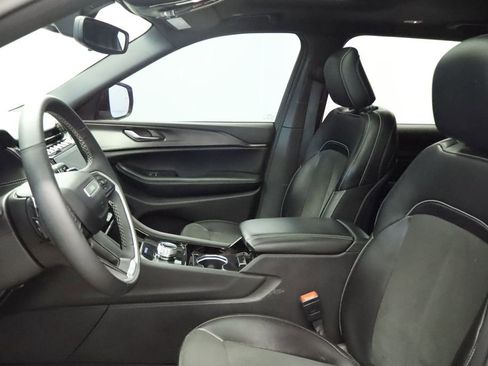 Used 2023 Jeep Grand Cherokee L Laredo image 31