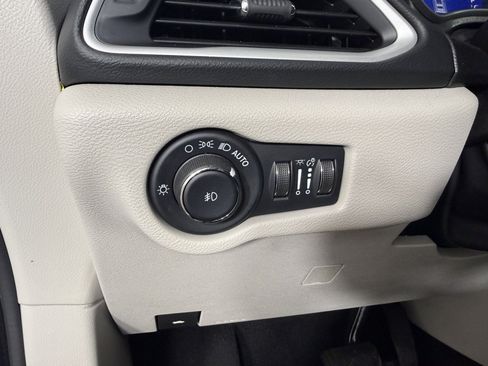 Used 2023 Chrysler Pacifica Touring-L FWD image 22