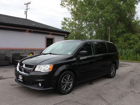 Used 2017 Dodge Grand Caravan SXT FWD image 11
