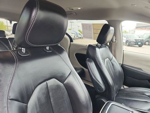 Used 2023 Chrysler Pacifica Touring-L FWD image 34