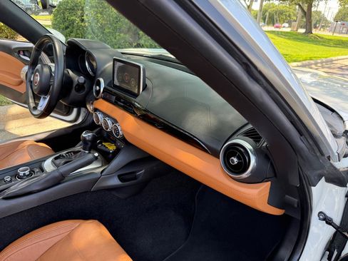 Used 2017 FIAT 124 Spider Lusso RWD image 32