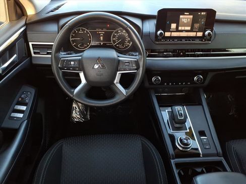 Used 2022 Mitsubishi Outlander ES image 16