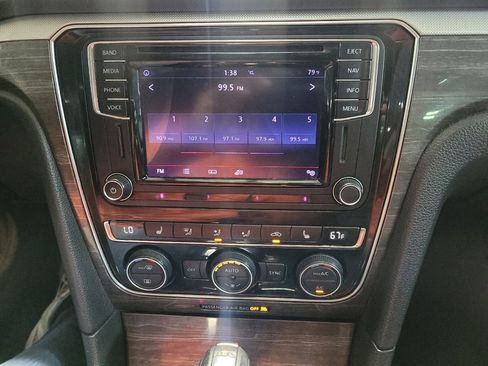 Used 2017 Volkswagen Passat 3.6 SEL Premium image 25