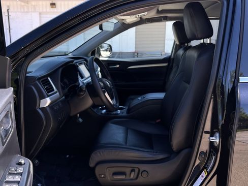 Used 2019 Toyota Highlander XLE AWD/4WD image 26