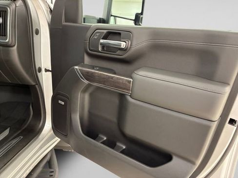 Used 2022 Chevrolet Silverado 2500 LTZ w/ LTZ Convenience Package AWD/4WD image 15