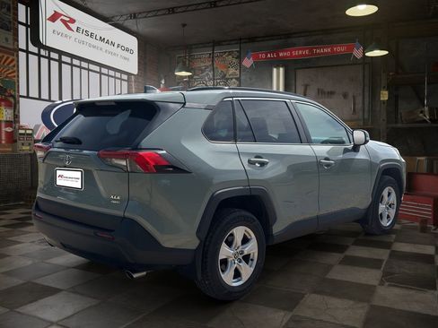 Used 2021 Toyota RAV4 XLE w/ Convenience Package image 6