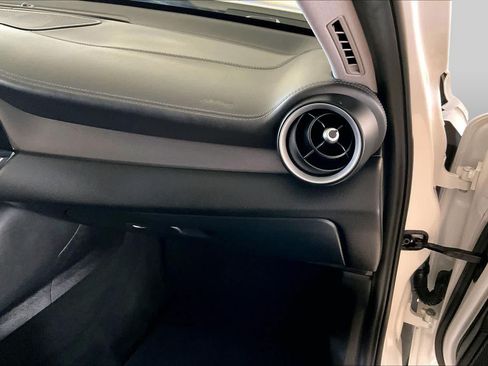 Used 2017 Alfa Romeo Giulia Ti w/ TI 19" Sport Package AWD/4WD image 17