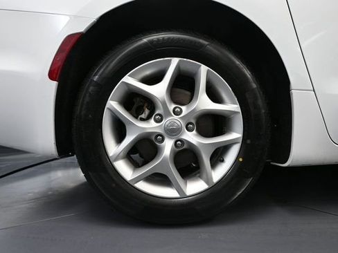 Used 2020 Chrysler Pacifica Limited FWD image 15
