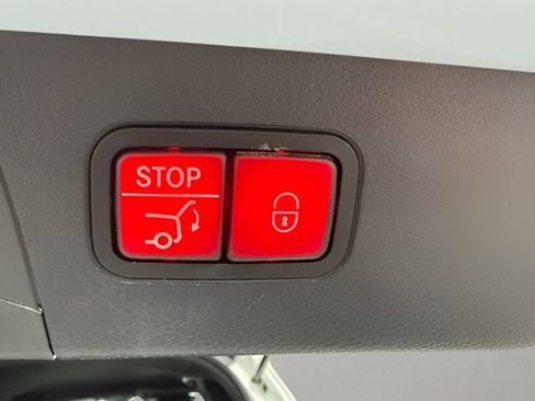 Used 2021 Mercedes-Benz GLC 300 4MATIC w/ AMG Line image 8