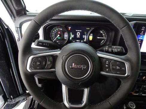 Certified 2025 Jeep Wrangler Unlimited Sahara AWD/4WD image 6