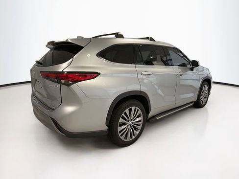 Used 2021 Toyota Highlander Platinum FWD image 6
