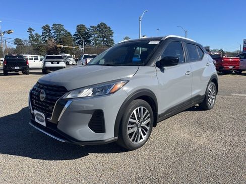 Used 2023 Nissan Kicks SV image 2