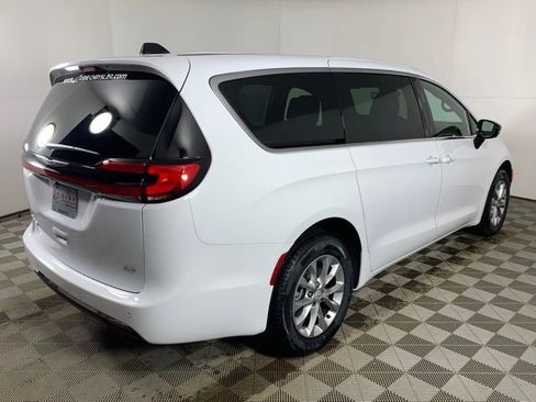 New 2026 Chrysler Pacifica Select image 4