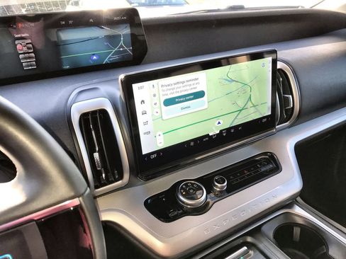 Used 2025 Ford Expedition Active image 16