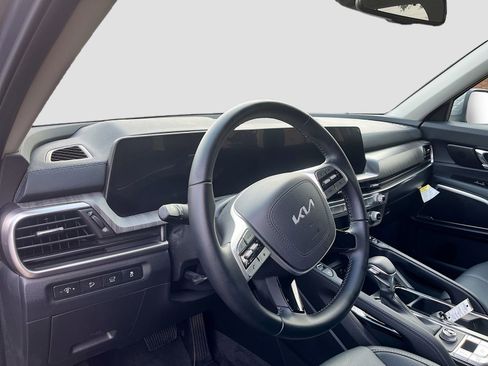 Used 2025 Kia Telluride EX w/ EX Captain's Chair Package image 9