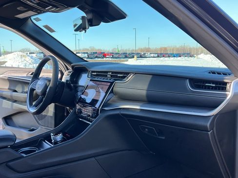 Used 2024 Jeep Grand Cherokee Limited w/ Luxury Tech Group II image 30