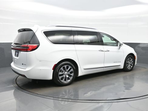 Used 2022 Chrysler Pacifica Pinnacle FWD image 6