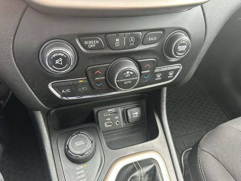 Used 2015 Jeep Cherokee Latitude w/ Comfort/Convenience Group image 18