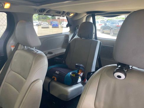 Used 2017 Toyota Sienna Limited Premium FWD image 7