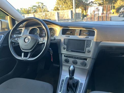 Used 2017 Volkswagen Golf S image 11