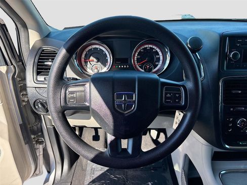 Used 2016 Dodge Grand Caravan SXT image 12