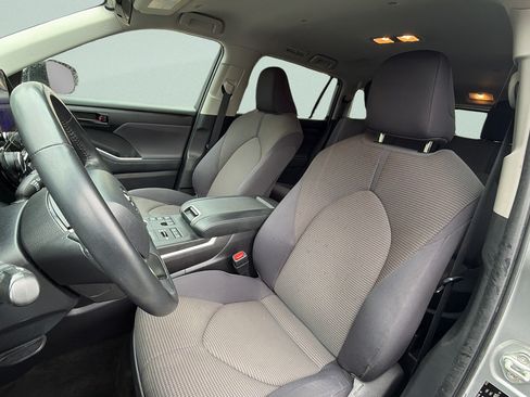 Used 2023 Toyota Highlander LE AWD/4WD image 23
