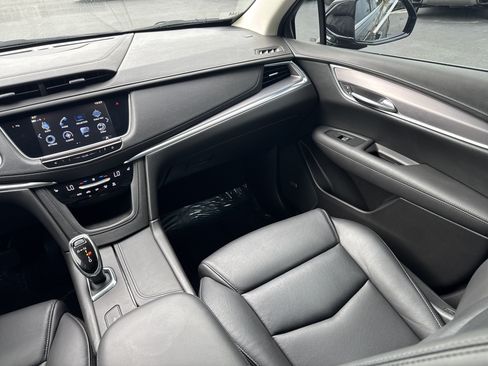 Used 2018 Cadillac XT5 Luxury w/ Driver Awareness Package FWD image 17