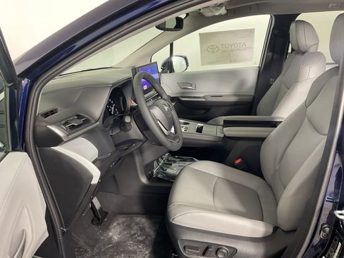 Used 2026 Toyota Sienna XLE image 16