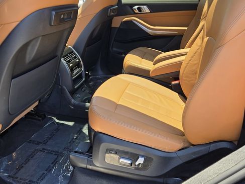 Used 2022 BMW X7 xDrive40i w/ M Sport Package AWD/4WD image 11