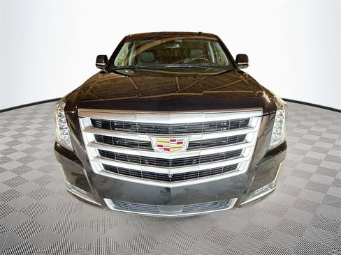 Used 2018 Cadillac Escalade Premium Luxury image 2