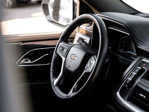 Used 2022 Chevrolet Suburban Premier image 11