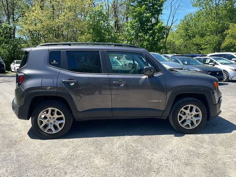 Used 2018 Jeep Renegade Latitude w/ Advanced Technology Group AWD/4WD image 9