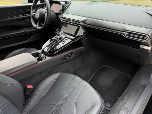 Used 2025 Aston Martin V8 Vantage Coupe image 14