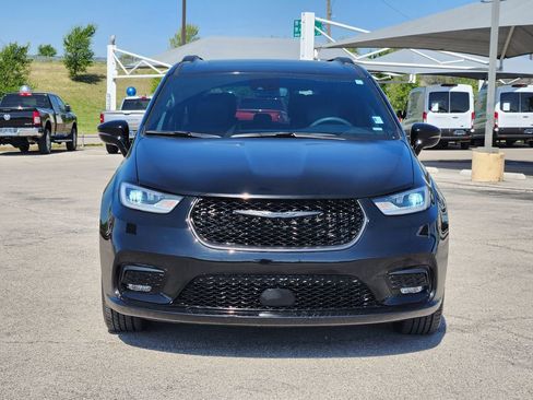 Used 2025 Chrysler Pacifica Limited FWD image 2