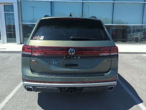 Used 2024 Volkswagen Atlas Peak Edition SE image 4