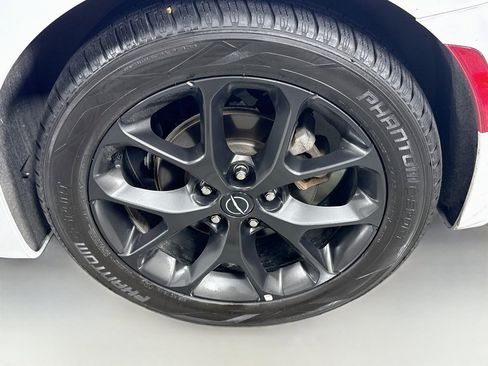 Used 2025 Chrysler Pacifica Limited FWD image 30