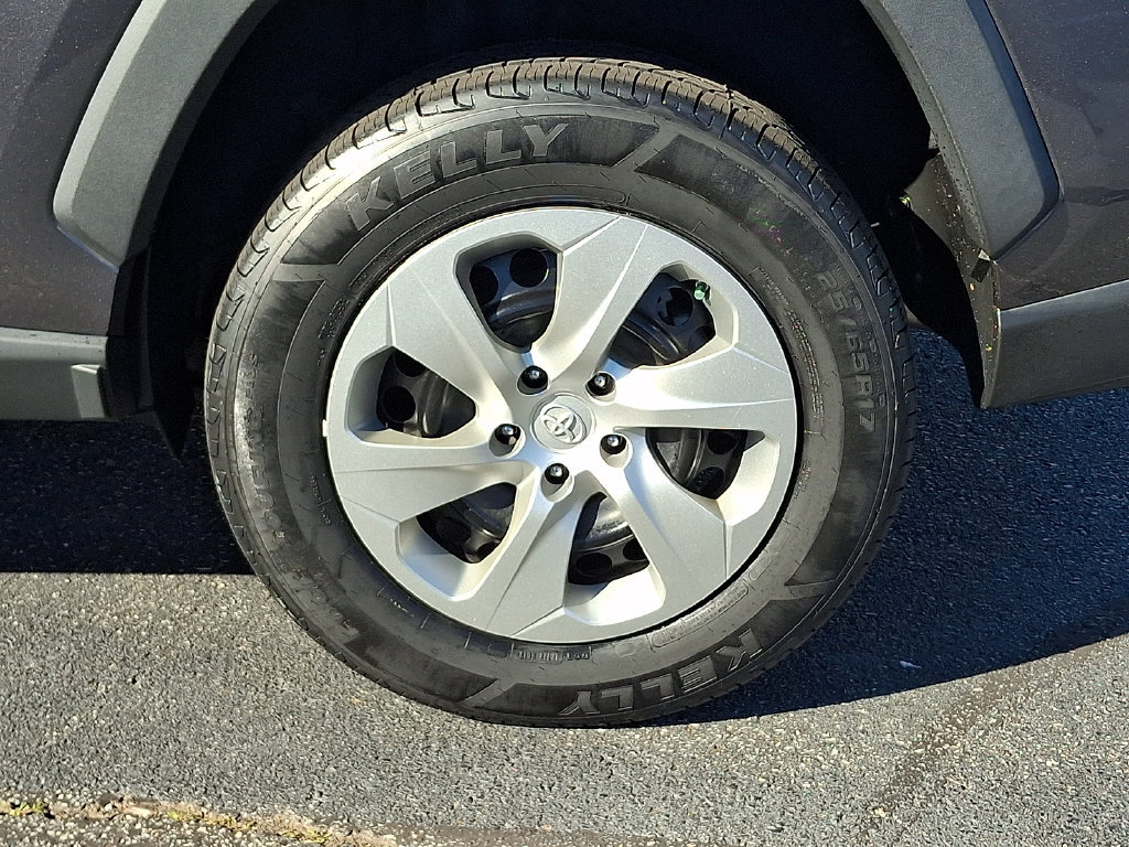 Used 2022 Toyota RAV4 LE FWD image 8