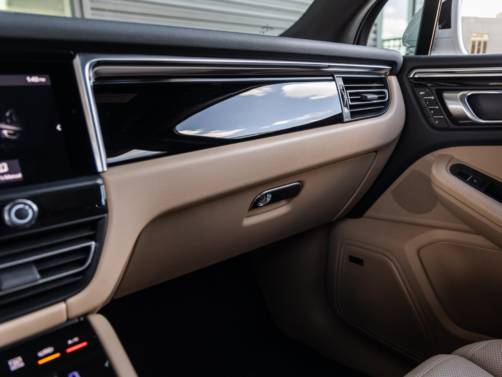 Certified 2024 Porsche Macan AWD/4WD image 34